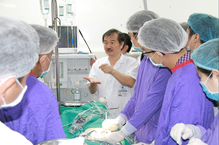 bac-si-tham-gia-ca-phau-thuat Bác sĩ Nguyễn Đức Tiến